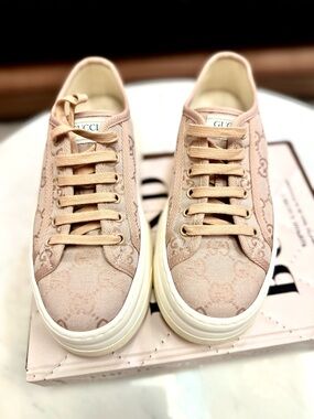 100% authentic size 38 Gucci sneakers in pink